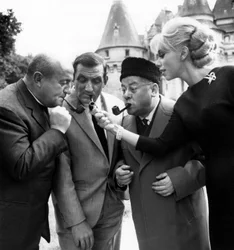 Bernard Blier, Lino Ventura, Francis Blanche et Mireille Darc sur le tournage du film Les Barbouzes en 1964